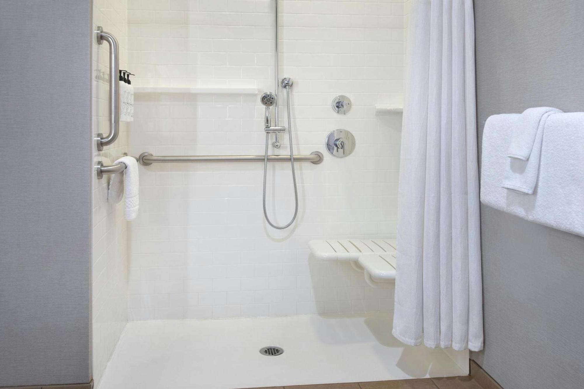 Fairfield & By Marriott Lenox/berkshires 3*